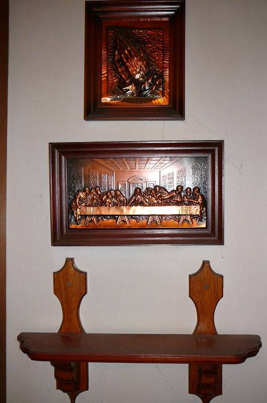 lot 84 image: Wall Dcor, Shelf, Praying hands, Last Supper, Praying hand