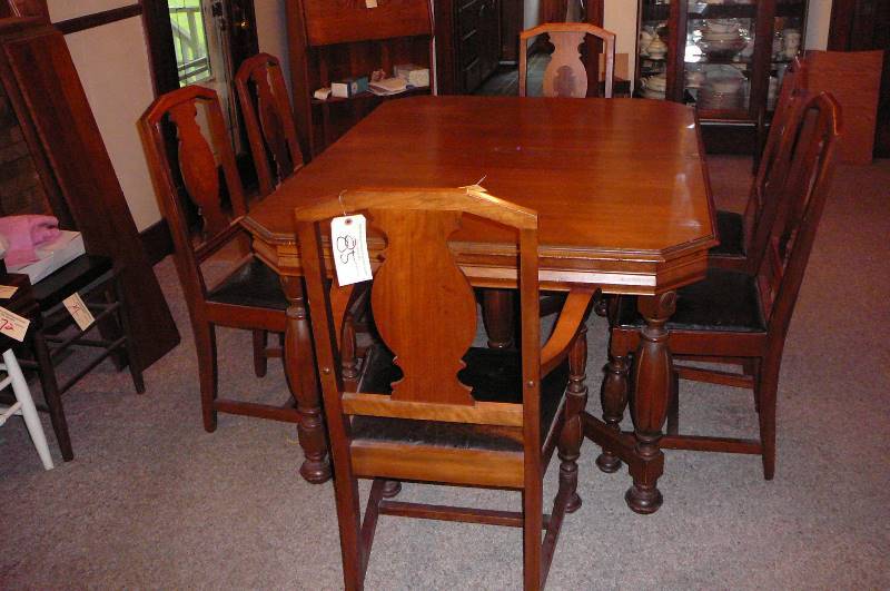 lot 85 image: Dinning Room set