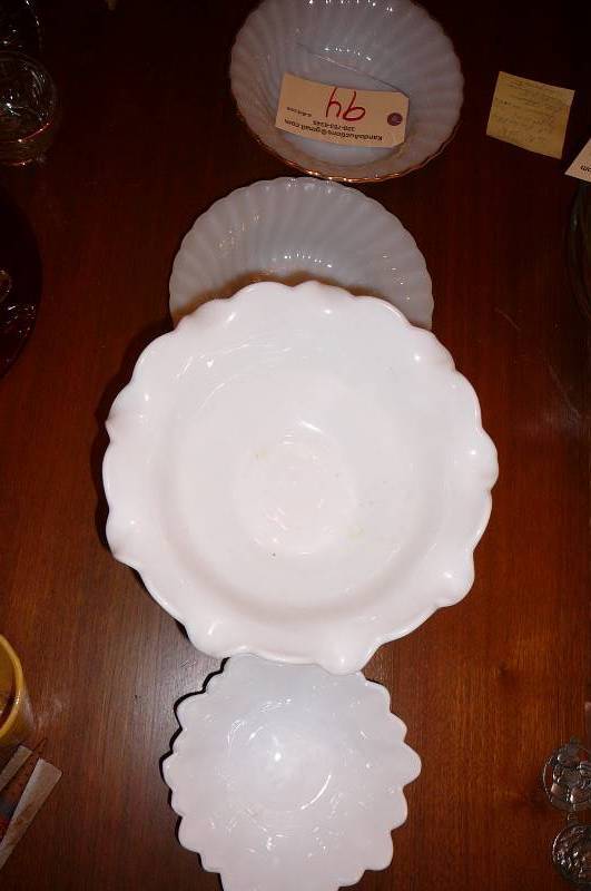lot 94 image: Vintage serving bowls