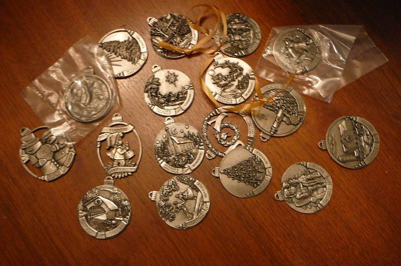 lot 96 image: Christmas metals to hang on Christmas tree