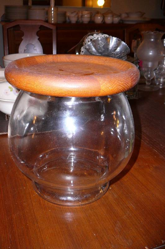 lot 100 image: Glass cookie bowl