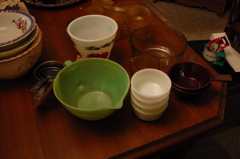 lot 101 image: Vintage cooking items, Oven fire king ware,  Metal measuring cups, Glass measuring cup, glass bowls