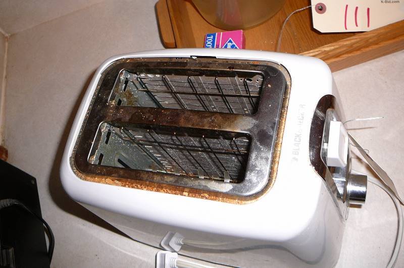 lot 110 image: Black & Decker toaster