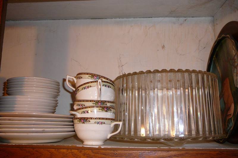 lot 116 image: Misc. Kitchen items, Plates, bowls, cake holder, thermos
