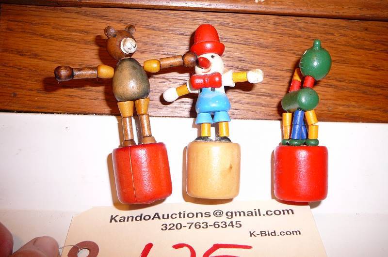lot 125 image: 3 Finger toys