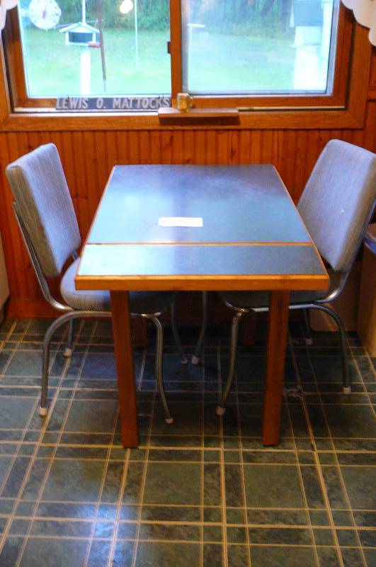 lot 126 image: Table Drop down side