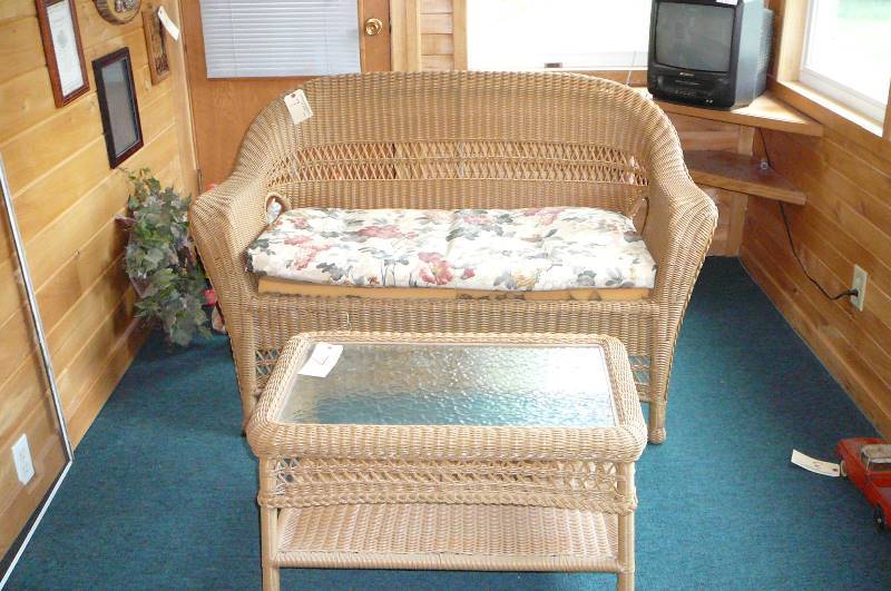 lot 7 image: Plastic wicker Love seat & table
