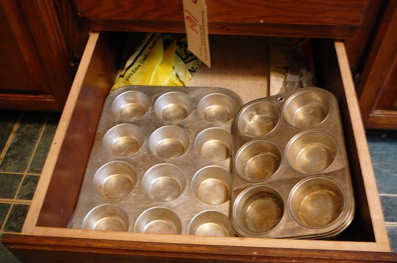 lot 162 image: Lot of Muffin tins