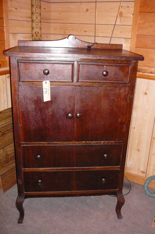 lot 171 image: Vintage dresser