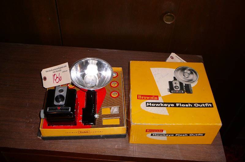 lot 186 image: Vintage brownie Hawkeye flash outfit in box