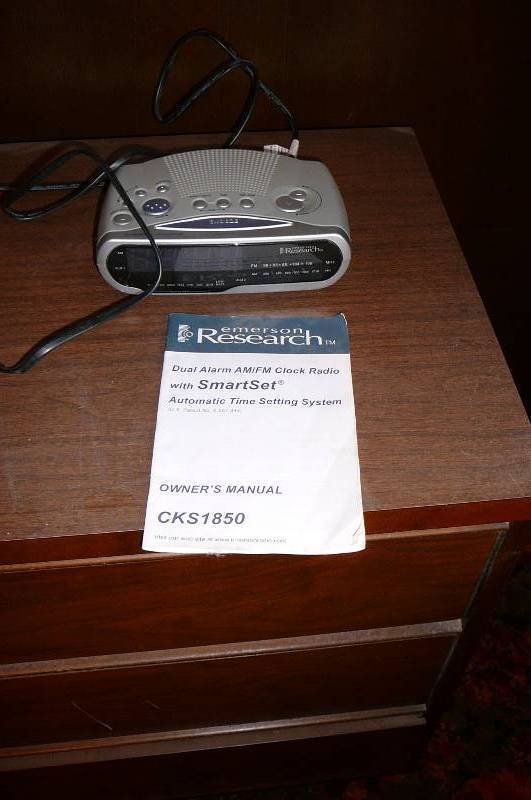 lot 187 image: AmFM clock radio smart set model cks1850