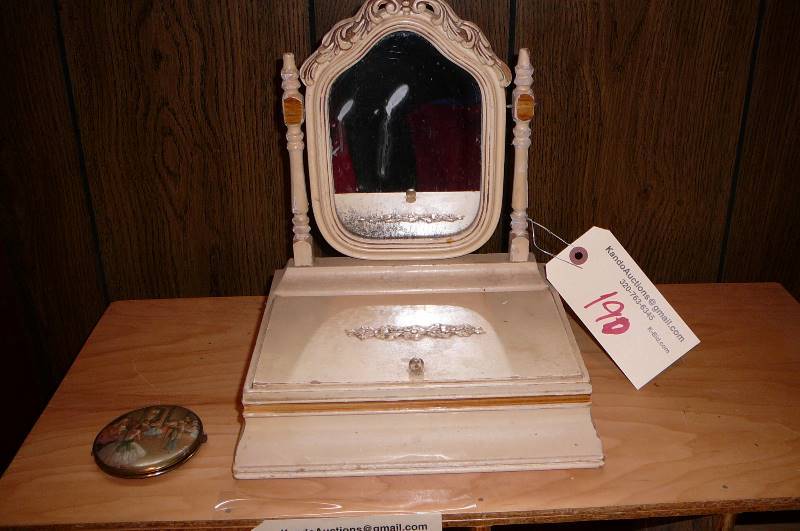 lot 190 image: Jewelry Box  high with mirror and vintage compact
