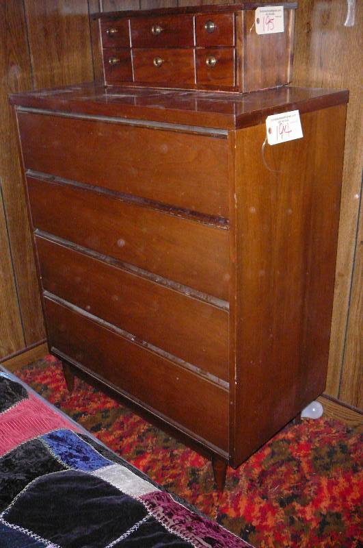 lot 194 image: Dresser 4 drawer