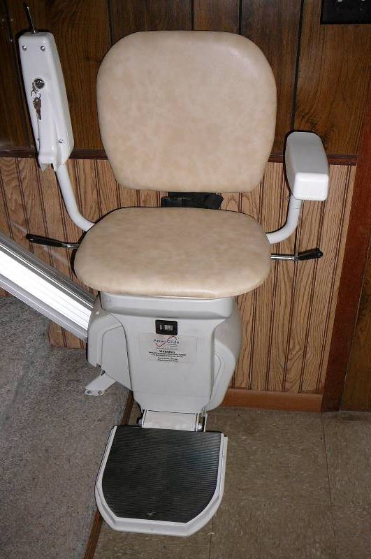 lot 202 image: Stairway Chair Lift Horizon Ameriglide, Indoor use ONLY 2 YRS old