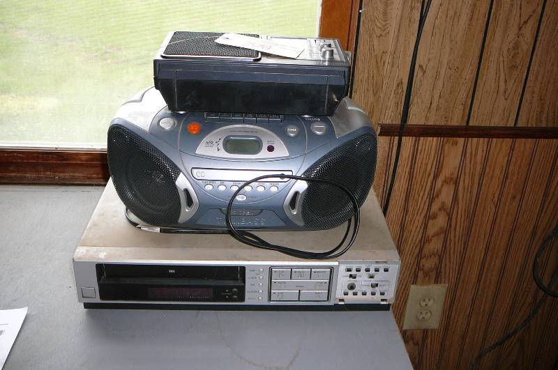 lot 208 image: AMFMTAPECD Player VHS Recorder