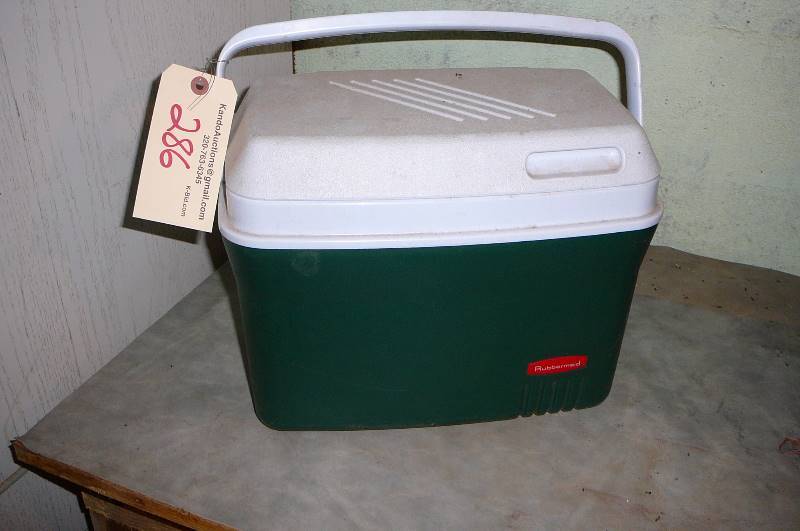 lot 286 image: Rubbermaid Cooler