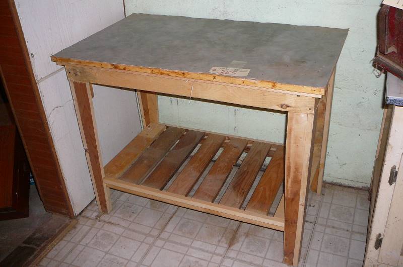 lot 285 image: Wooden Stand