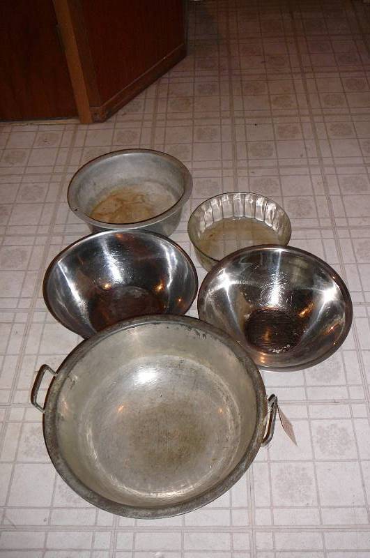 lot 290 image: Large Bowls