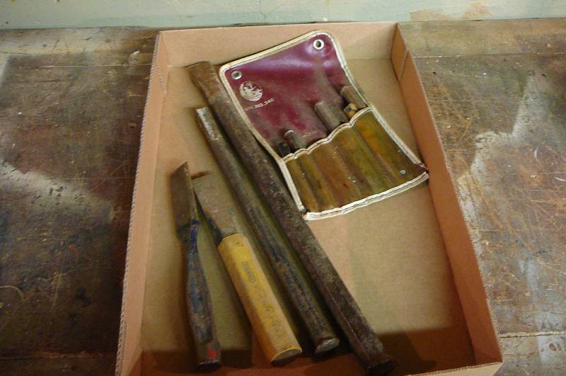 lot 359 image: lot of chisels