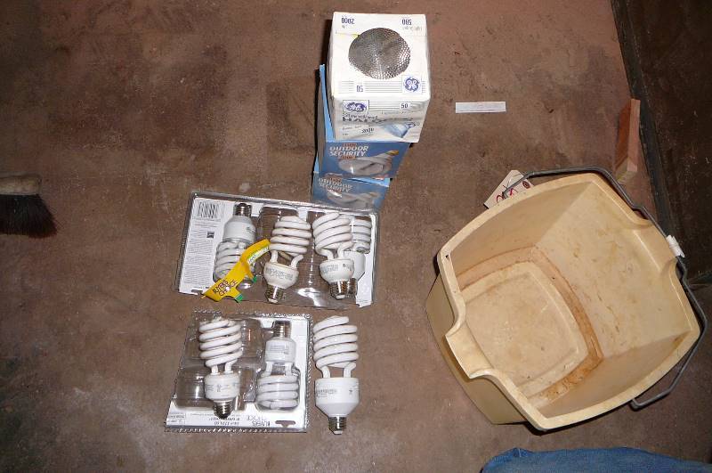 lot 408 image: lot of light bulbs & bucket