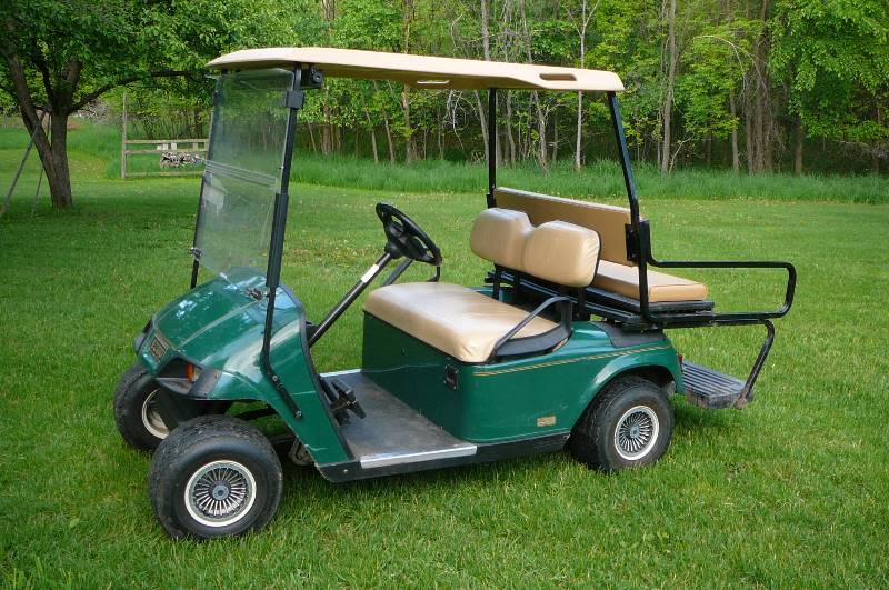 lot 1 image: Electric Golf Cart