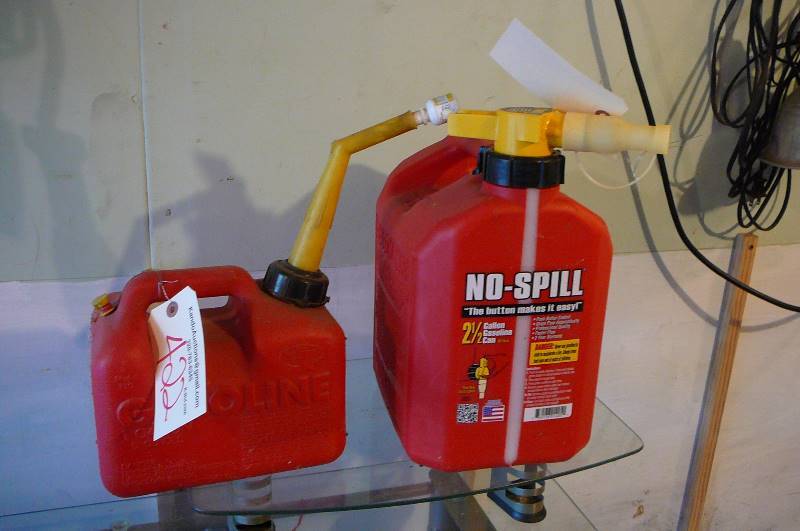 lot 425 image: gas cans no spill 2 12 gal 1 gal