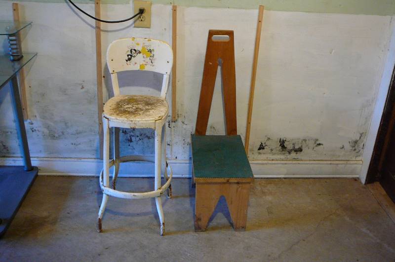 lot 427 image: Metal stool & wood stool