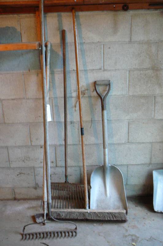 lot 432 image: rakes hoes broom alum shovel