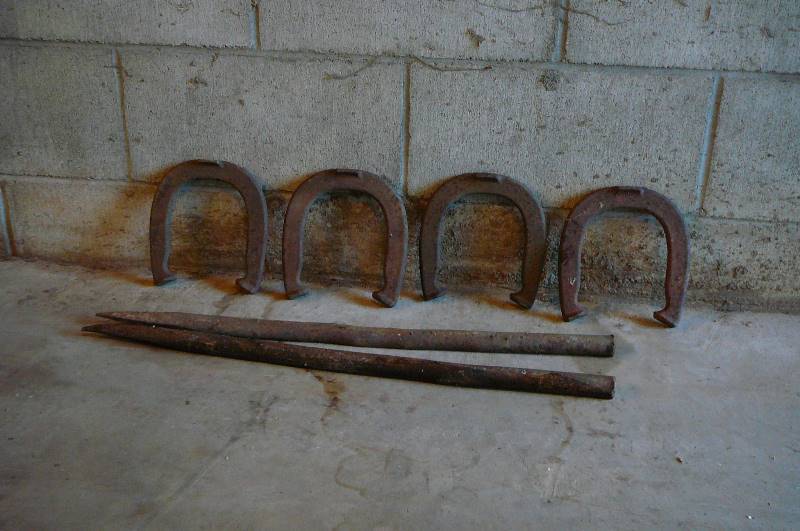 lot 434 image: horse shoes & stakes