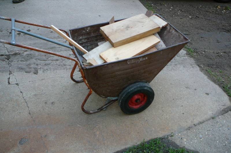 lot 437 image: metal lawn cart