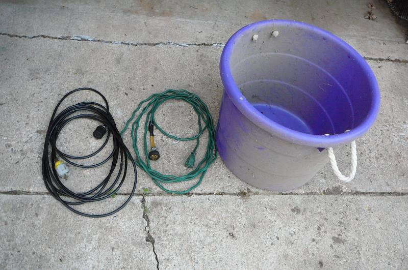 lot 440 image: plastic tub with handles & extension cords