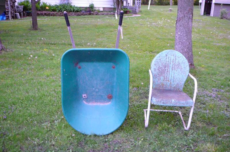 lot 442 image: wheel barrow & lawn chair
