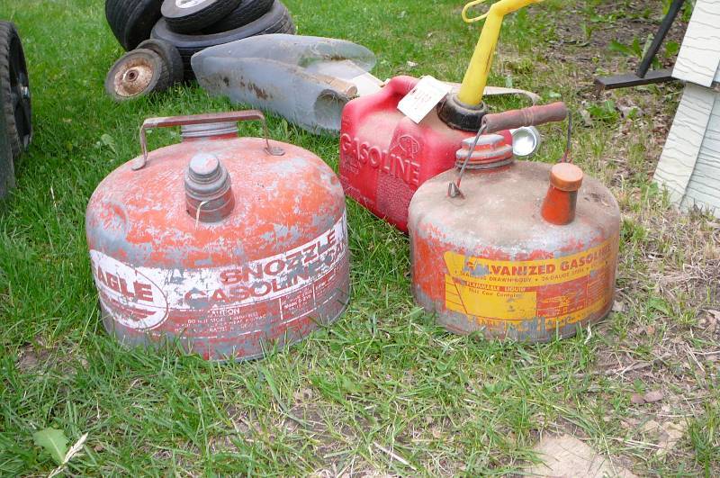 lot 489 image: lot of gas cans