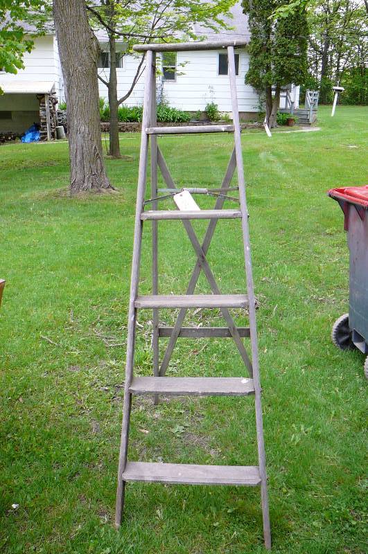 lot 492 image: wooden ladder