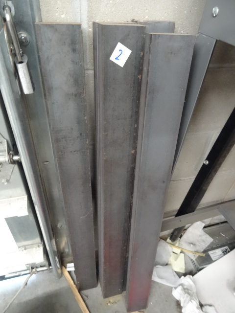 lot 2 image: 4 Pieces of Solid Steel