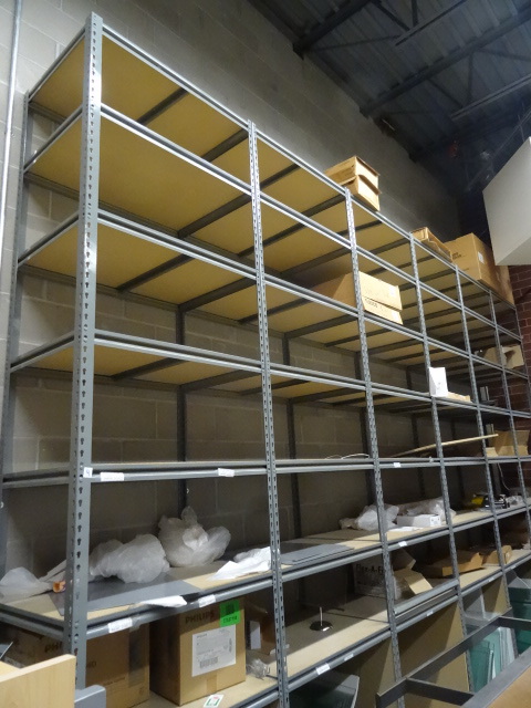 lot 4 image: Metal Shelving Unit.
