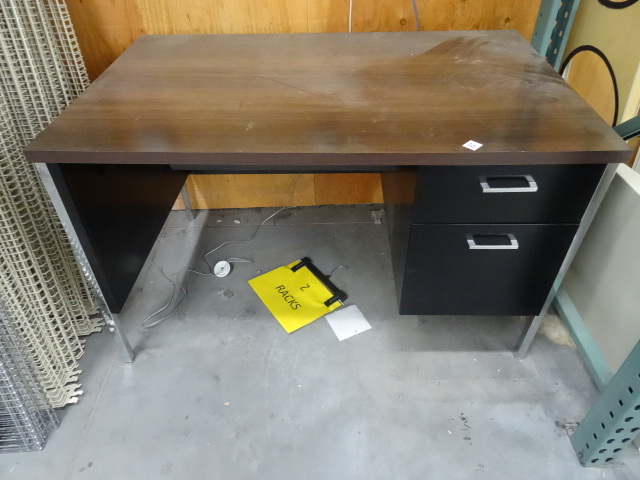 lot 20 image: Metal Office Desk.