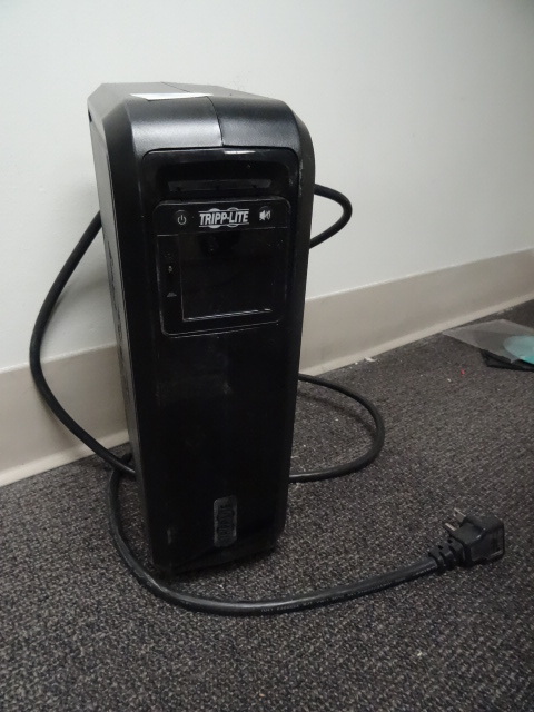 lot 141 image: Tripp Lite Smart 1000 LCD