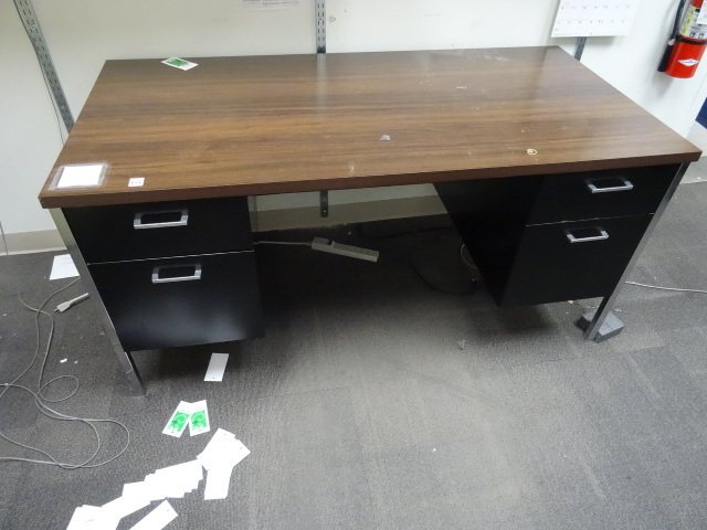 lot 152 image: Metal Framed Office Desk 4
