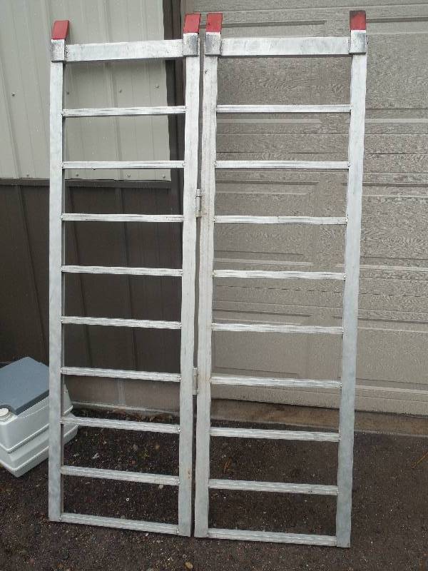 lot 3 image: Aluminium Double Folding Ramp