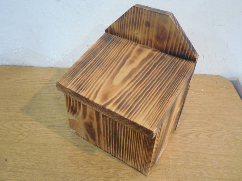 lot 12 image: Handcrafted Bat House