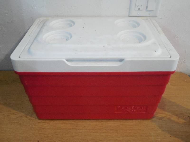 lot 14 image: Igloo Picnic Basket Cooler