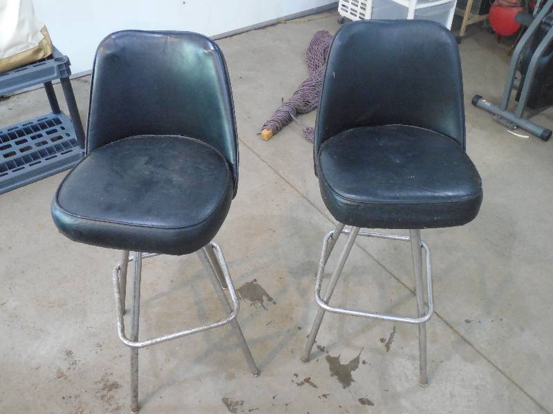 lot 21 image: Set of Bar Stools