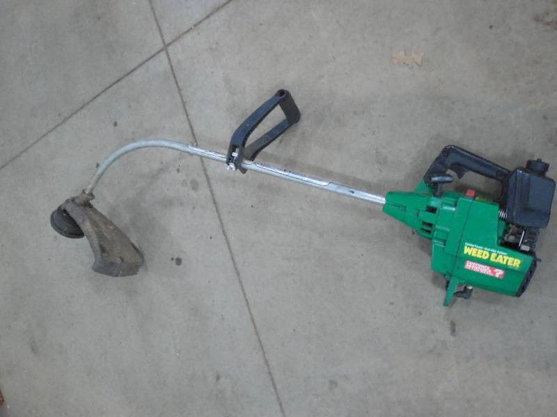 lot 22 image: Gas Powered Weed Eater