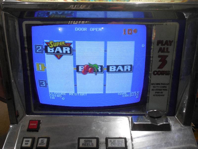 lot 36 image: Super Bar Slot Machine with stand and keysWORKS AWESOME