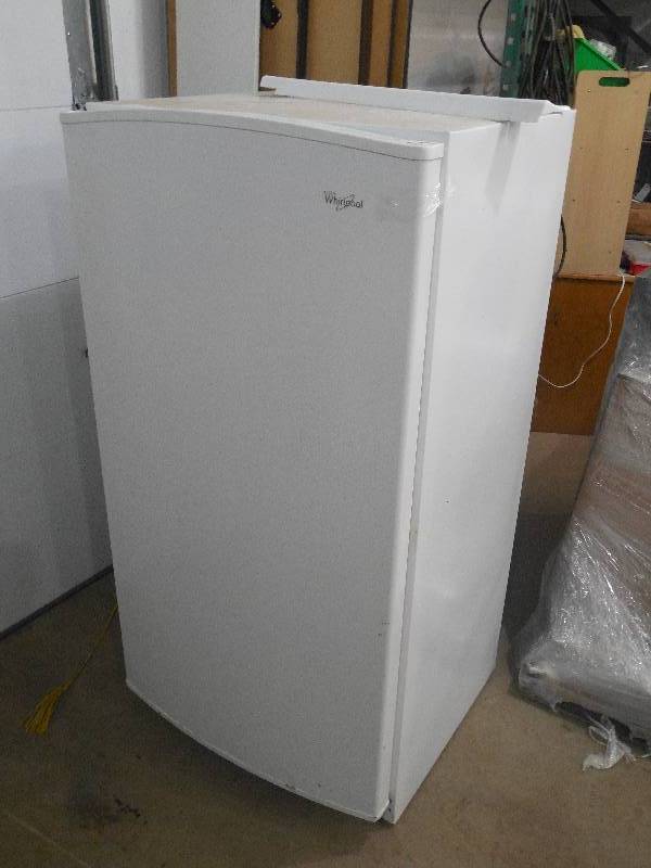 lot 41 image: WHIRLPOOL VERTICAL FREEZER 16cf