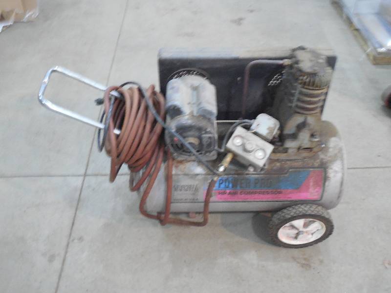 lot 42 image: Campbell Hausfeld 4 hp air compressor with air hose and quick attach