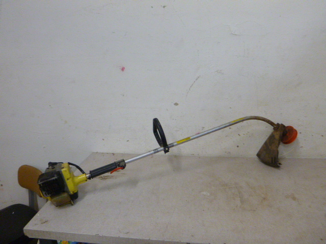 lot 9 image: John Deere Weed Whip 200 G