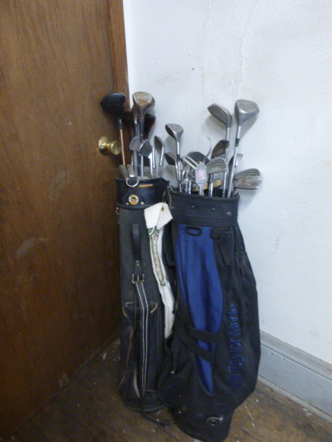 lot 33 image: 3 Golf Bags