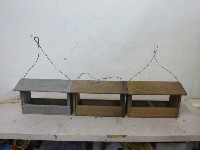 lot 40 image: 3 Bird Feeders